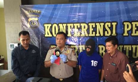 Kepolisian Resor (Polres) Bantul melakukan konferensi pers terkait penangkapan terduga anggota Komisi Pemberantasan Korupsi (KPK) gadungan di Polres Bantul pada Rabu (15/8). Oknum tersebut melakukan aksinya dengan bermodalkan lencana dan kartu identitas anggota KPK untuk meminta sejumlah uang tunai.