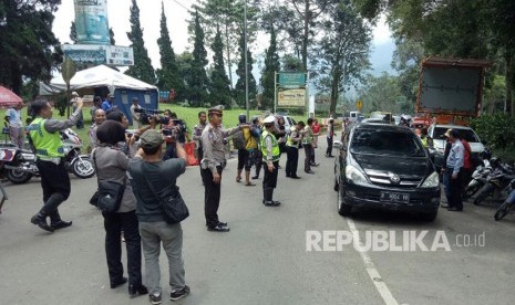 Kepolisian Resor (Polres) Bogor mulai membuka jalur Puncak dari Gunung Mas, Bogor, sampai Ciloto, Cianjur.