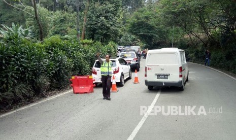 Kepolisian Resor (Polres) Bogor mulai membuka jalur Puncak dari Gunung Mas, Bogor, sampai Ciloto, Cianjur, Senin (19/2) pukul 12.00 WIB. Jalur ini sempat ditutup selama dua pekan pasca kejadian longsor di kawasan Gununt Mas, Riung Gunung dan Masjid Attawun pada Senin (5/2).