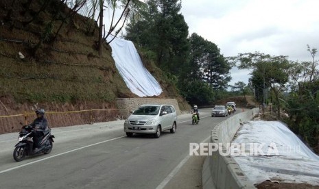 Kepolisian Resor (Polres) Bogor mulai membuka jalur Puncak dari Gunung Mas, Bogor, sampai Ciloto, Cianjur, Senin (19/2) pukul 12.00 WIB. Jalur ini sempat ditutup selama dua pekan pasca kejadian longsor di kawasan Gununt Mas, Riung Gunung dan Masjid Attawun pada Senin (5/2).