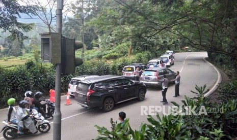 Jalur Puncak (Ilustrasi). Polres Bogor menyebutkan ada sembilan wilayah rawan kemacetan, termasuk sekitar Masjid Atta'awun di kawasan Puncak.