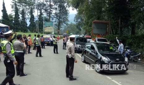 Kepolisian Resor (Polres) Bogor mulai membuka jalur Puncak dari Gunung Mas, Bogor, sampai Ciloto, Cianjur, Senin (19/2) pukul 12.00 WIB. Jalur ini sempat ditutup selama dua pekan pasca kejadian longsor di kawasan Gununt Mas, Riung Gunung dan Masjid Attawun pada Senin (5/2).