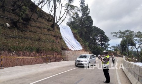 Kepolisian Resor (Polres) Bogor mulai membuka jalur Puncak dari Gunung Mas, Bogor, sampai Ciloto, Cianjur, Senin (19/2) pukul 12.00 WIB. Jalur ini sempat ditutup selama dua pekan pasca kejadian longsor di kawasan Gununt Mas, Riung Gunung dan Masjid Attawun pada Senin (5/2).