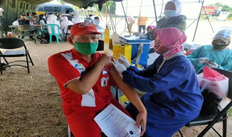 Kepolisian Resor (Polres) Kabupaten Sragen memberikan dukungan vaksinasi kepada Pertamina dalam rangkaian Vaksinasi Merdeka Candi 2021, khususnya yang dilaksanakan di Kabupaten Sragen. Sedikitnya 430 operator, petugas, dan awak mobil tangki (AMT) Pertamina yang sehari-hari bertugas di Stasiun Pengisian Bahan Bakar Umum (SPBU), Stasiun Pengisian dan Pengangkutan Bulk Elpiji (SPPBE), dan agen LPG menjadi peserta dalam vaksinasi tersebut pada Senin hingga Jumat (9-13/8).