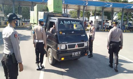 Kepolisian Resort (Polres) Cilegon memperketat penjagaan di Check Point Pelabuhan Penyeberangan Merak, Cilegon, Banten, Sabtu (25/4). 