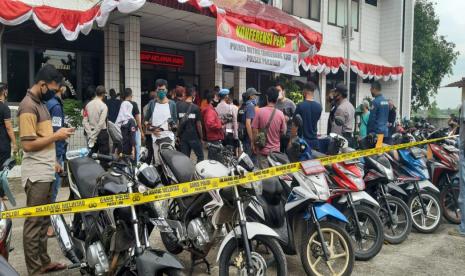 Barang bukti motor curian yang diinventarisir petugas. 