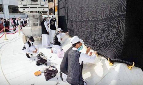 Kepresidenan Umum Urusan Dua Masjid Suci melaksanakan pemeliharaan kiswah Kabah (kain hitam penutup Kabah) secara berkala dalam rangka persiapan menyambut bulan suci Ramadhan di Makkah, Arab Saudi, Ahad (27/3/2022). 