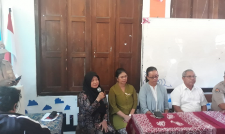  Kepsek SMP N 1 Turi, Tutik Nurdiana, saat konferensi pers terkait hanyutnya siswa-siswi mereka saat melakukan susur sungai di Sungai Sempor, Kecamatan Turi, Kabupaten Sleman, Sabtu (22/2)