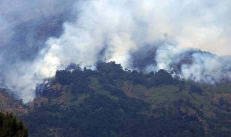 Kepulan asap dari kebakaran hutan gunung Sumbing difoto dari Desa Pagergunung, Bulu, Temanggung, Jawa Tengah, Selasa (11/9)