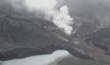 Kepulan asap di kawah Gunung Tangkuban Parahu