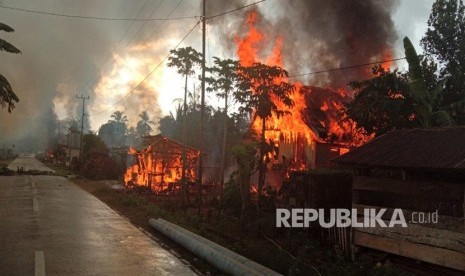 Kepulan asap hitam dari puluhan rumah yang dibakar di Desa Gunung Jaya usai terjadi keributan antar pemuda di perbatasan antara Desa Gunung Jaya dan Desa Sampuabalo, Buton, Sulawesi Tenggara, Rabu (5/6/2019).