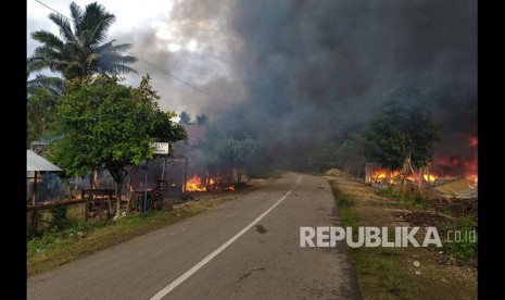 Kepulan asap hitam dari puluhan rumah yang dibakar di Desa Gunung Jaya usai terjadi keributan antar pemuda di perbatasan antara Desa Gunung Jaya dan Desa Sampuabalo, Buton, Sulawesi Tenggara, Rabu (5/6/2019).