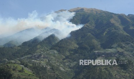 Kepulan asap kebakaran hutan Gunung Merbabu terlihat dari Selo, Boyolali, Jawa Tengah.