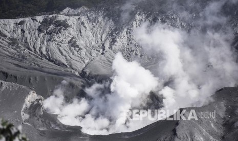 Kepulan asap keluar dari Kawah Ratu Gunung Tangkuban Parahu di Kabupaten Bandung Barat, Sabtu (27/7).