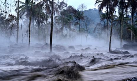 Kepulan asap menyelimuti area yang terendam banjir lahar hujan Gunung Semeru di Kamar Kajang, Candipuro, Lumajang, Jawa Timur.Pemerintah Kota Tangerang mengirimkan bantuan kemanusiaan hasil donasi pegawai kepada masyarakat Kabupaten Lumajang yang menjadi korban erupsi Gunung Semeru beberapa waktu lalu.