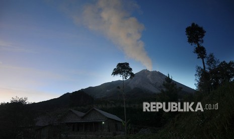 Kepulan asap putih atau sulfatara terlihat dari puncak Gunung Merapi di Tlogolele, Selo, Boyolali, Jawa Tengah, Sabtu (2/6).