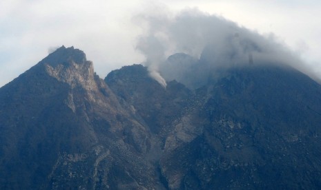 Kepulan asap putih keluar dari puncak Gunung Merapi terlihat dari Balerante, Kemalang, Klaten, Jawa Tengah.