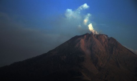 Kepulan asap putih membubung dari puncak Gunung Sinabung terlihat dari Desa Tiga Pancur, Karo, Sumatera Utara, Sabtu (9/1).