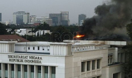  Kepulan asap tebal yang melanda Gedung Sekretariat Negara di Komplek Istana Negara, Jakarta, Kamis (21/3) sore.  (Republika/Adhi Wicaksono) 