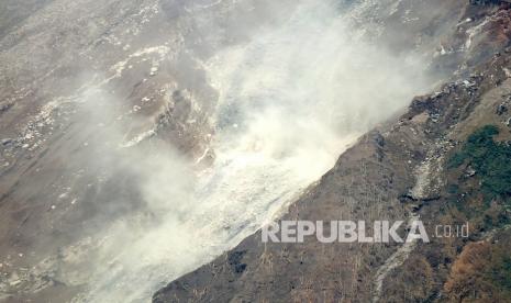 Kepulan awan panas guguran Gunung Semeru terlihat dari Desa Sumber Mujur, Candipuro, Lumajang, Jawa Timur, Ahad (19/12/2021). Erupsi Gunung Semeru kembali terjadi pada pukul 05.31 Wib yang mengeluarkan Awan Panas Guguran (APG) dari bukaan baru aliran lava di sisi tenggara.