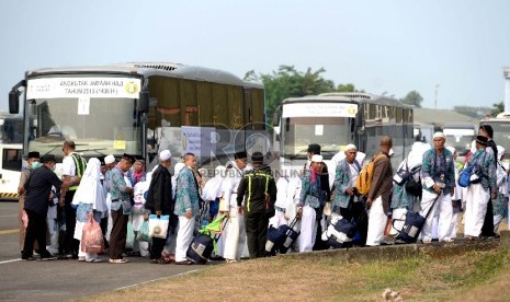   Kepulangan Jamaah Haji. Jamaah haji Kloter JKS-02 asal Jawa Barat mendarat di Terminal Selatan Bandara Halim Perdanakusuma, Jakarta, Selasa (29/9). (Republika/Wihdan)