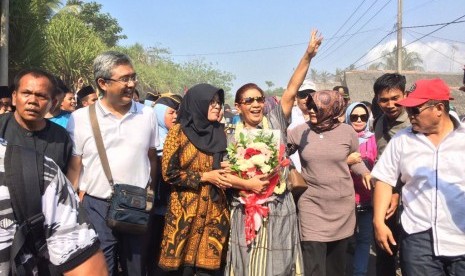 Kepulangan Susi Pudjiastuti ke kampung halamannya disambut meriah oleh ribuan siswa di landasan pacu Pamugaran, Kabupaten Pangandaran, Sabtu (26/10). 