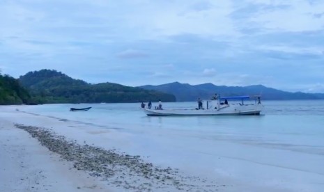 Kepulauan Selayar. Sebuah benda asing mirip drone ditemukan oleh nelayan di perairan Pulau Bonerate, Kepulauan Selayar, Sulawesi Selatan, dan kini diamankan di Pangkalan TNI Angkatan Laut di Makassar.