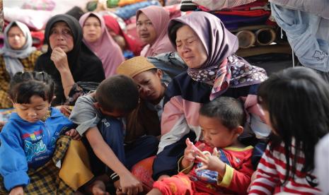  Kerabat berduka saat pemakaman seorang pria yang meninggal dalam gempa berkekuatan 5,6, di Cianjur, Indonesia, 24 November 2022. Gempa melanda barat daya Kabupaten Cianjur di Provinsi Jawa Barat pada 21 November, menewaskan 271, menurut National Indonesia Badan Penanggulangan Bencana.