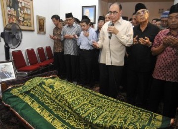 Kerabat dan keluarga berdoa disamping jenazah Rosihan Anwar di rumah duka jalan Surabaya, Jakarta, Kamis (14/4).