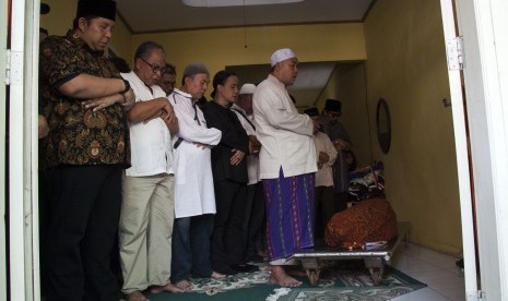 Kerabat dan keluarga melaksanakan salat jenazah untuk musisi senior Dian Pramana Poetra atau Dian PP di kediamannya di Jalan Tebet Barat VI, Jakarta, Jumat (28/12/2018). 