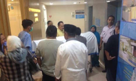 Kerabat dan sahabat dekat melayat almarhum Profesor Tutty Alawiyah di Rumah Sakit Metropolitan Medical Center, Kuningan, Jakarta, Rabu (4/5). 