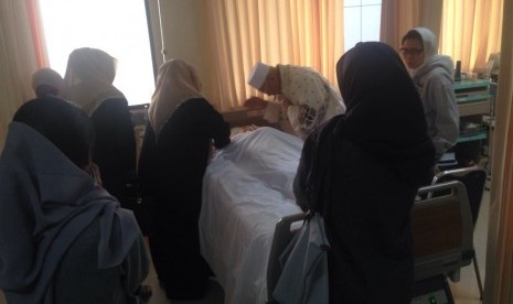 Kerabat dan sahabat dekat melayat almarhum Profesor Tutty Alawiyah di Rumah Sakit Metropolitan Medical Center, Kuningan, Jakarta, Rabu (4/5). 