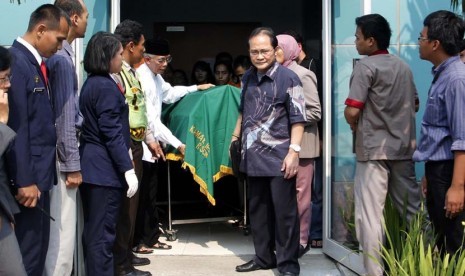 Kerabat dan Staf Kementrian Kesehatan mengantarkan Jenasah Mantan Menkes Endang Rahayu ke ambulans dari Rumah Sakit Cipto Mangunkusomo, Jakarta, Rabu, (2/5).  (Adhi Wicaksono/Republika)