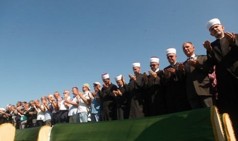 Kerabat dan teman berdoa sebelum memakamkan 86 Muslim korban pembantaian perang Bosnia 1992 oleh pasukan Serbia di stadion sepak bola Kozarac dekat kota Prijedor, Sabtu (20/7).