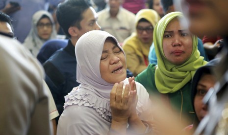 Kerabat penumpang Lion Air JT 610 berdoa sambil menunggu kabar tentang pesawat Lion Air yang jatuh di perairan Laut Jawa. Sejumlah kerabat penumpang ramai menunggu di Bandara Depati Amir, Pangkal Pinang, Senin (29/10).