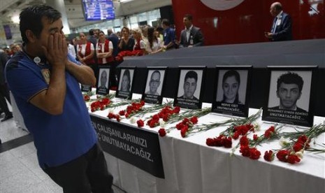 Kerabat, rekan dan teman para korban bom di Bandara Ataturk, Turki berkumpul dalam upacara mengenang korban di bandara, Istanbul, Kamis, 30 Juni 2016.