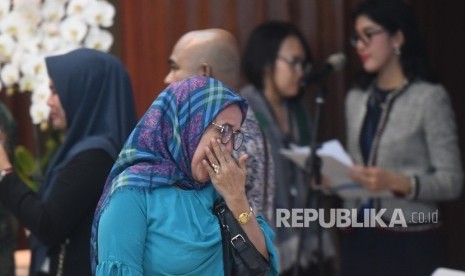 Kerabat WNI yang sempat disandera kelompok Abu Sayyaf di Filipina Selatan menangis saat penyerahterimaan di Kementerian Luar Negeri, Jakarta, Kamis (11/4/2019). 