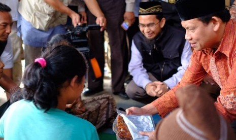 Kerajaan Arab Saudi melalui Ustaz Adi Hidayat mengirimkan bantuan kurma sebanyak 14 ton untuk pengungsi Gunung Agung di Kabupaten Karangasem. Bantuan tersebut diserahkan langsung Ustaz Adi didampingi Ketua Dewan Masjid Indonesia (DMI) Provinsi Bali, H Bambang Susanto.