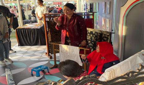 Kerajinan tangan khas Indonesia yang mendunia, Batik. Ekosistem yang kondusif dalam pasar digital sangat diperlukan oleh industri batik. 