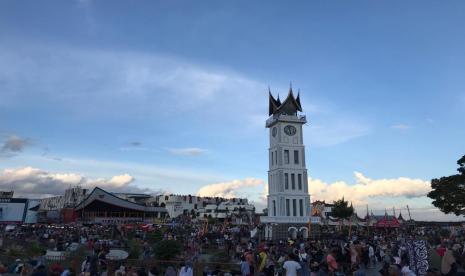 Keramaian di kawasan Jam Gadang Bukittinggi di penghujung 2022, Sabtu (31/12/2022). Kepala Perwakilan Kantor Bank Indonesia (BI) Provinsi Sumatra Barat, Endang Kurnia Saputra, mengatakan selama April 2023 yang dihiasi momen Ramadhan dan Idul Fitri, Sumbar mencatatkan deflasi sebesar 0,03 persen.  