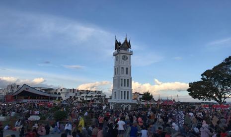 Keramaian di kawasan Jam Gadang Bukittinggi di penghujung 2022, Sabtu (31/12/2022). Kawasan Jam Gadang Bukittinggi Dipadati Pengunjung Jelang Tahun Baru