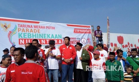 Keramaian para peserta Parade Kebhinekaan Nusantara yang digelar oleh Taruna Merah Putih di Jalan Raya Perumnas 2, Kecamatan Parungpanjang, Kabupaten Bogor, Ahad (27/8). 