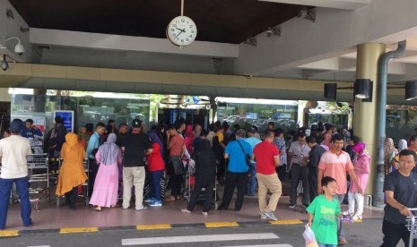 Keramaian penumpang arus balik di Bandara Minangkabau masih terasa pada Sabtu (23/7) atau H+8 Lebaran. Angkasa Pura II mencatat, nyaris 50 ribu orang sudah meninggalkan Sumatra Barat melalui udara selama arus balik, H+1 hingga H+7 kemarin. 