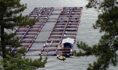 Keramba Jaring Terapung di Danau Toba ditertibkan.