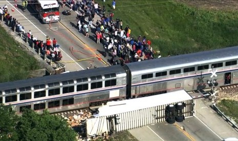 Kereta Amtrak bertabrakan dengan sebuah truk di Chicago, Jumat (5/6).