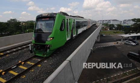 Kereta Api Bandara Adi Soemarmo memasuki Stasiun Bandara Adi Soemarmo. Pemerintah memberikan subsidi  PSO untuk harga tiket KA Bandara Adi Soemarmo. Ilustrasi.