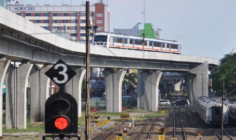 Kereta api bandara Railink melintas di jalur layang di Stasiun Besar Medan, Sumatera Utara, Ahad (29/3). PT Railink memastikan kereta api (KA) Bandara Medan-Kualanamu dapat beroperasi mulai besok (1/8). 