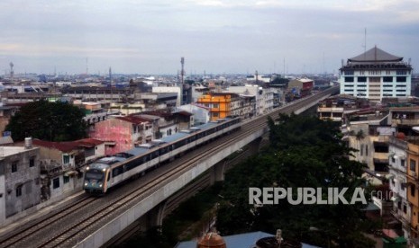 Kereta api bandara Railink melintasi jalur rel layang ketika pengoperasian jalur tersebut di Medan, Sumatera Utara, Selasa (3/12). PT Railink mewajibkan penumpang kereta api (KA) Bandara Soekarno-Hatta untuk menggunakan masker baik saat di satasiun dan di dalam kereta.  .