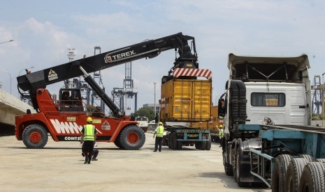 Kereta Api berjalan di Emplasement Kereta Api-JICT saat aktivitas bongkar muat (Dwelling Time) di Pelabuhan Tanjung Priok, Jakarta, Kamis (18/2)