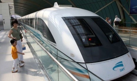 Kereta api berteknologi levitasi magnetik (maglev) di Cina.